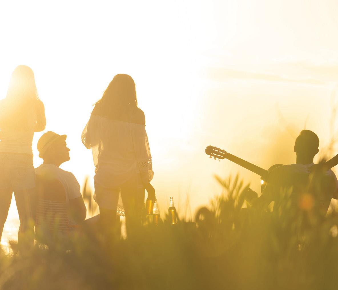 Zeigt junge Leute in der Sonne